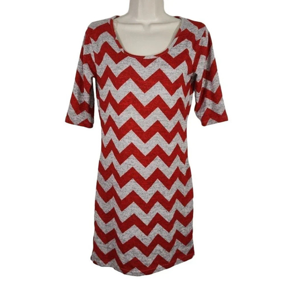 Rue 21 Sheath Knit Dress Scoop Neck Women Size L Grey Red Chevron Short Slv NEW - Picture 1 of 6